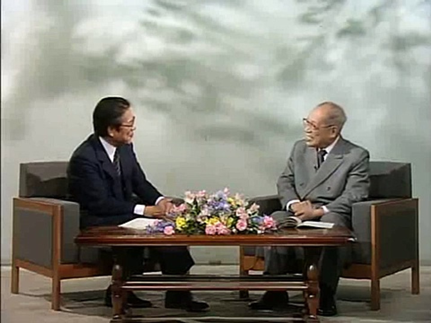 仏教の源を語る 04 7.身心一如 8.至要の道 中村元 奈良康明 - 動画