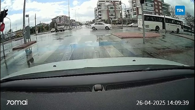 Konya’da kırmızı ışıkta geçen sürücü başka araca çarpıp kaçtı; işte o anlar