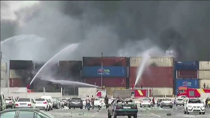 Iran: des pompiers combattent les flammes au lendemain de l'explosion du port