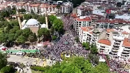 Şifalı macundan kapabilmek için on binler bir araya geldi