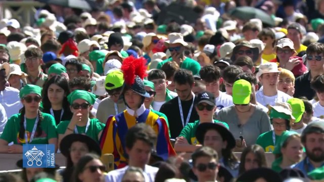 Miles de jóvenes asisten en la Plaza de San Pedro a la misa del Jubileo de los Adolescentes