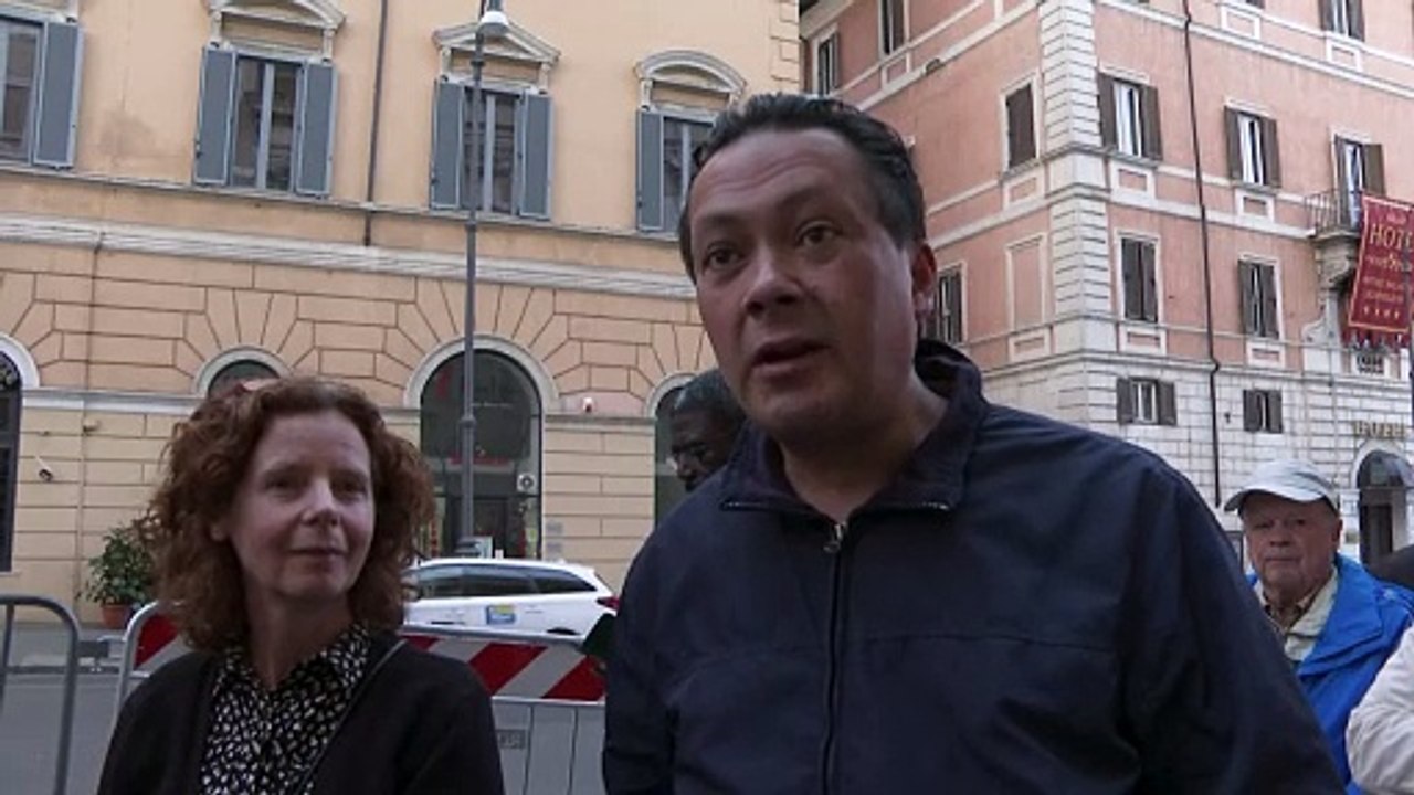 Rom: Gläubige stehen Schlange, um Franziskus' Grab zu sehen