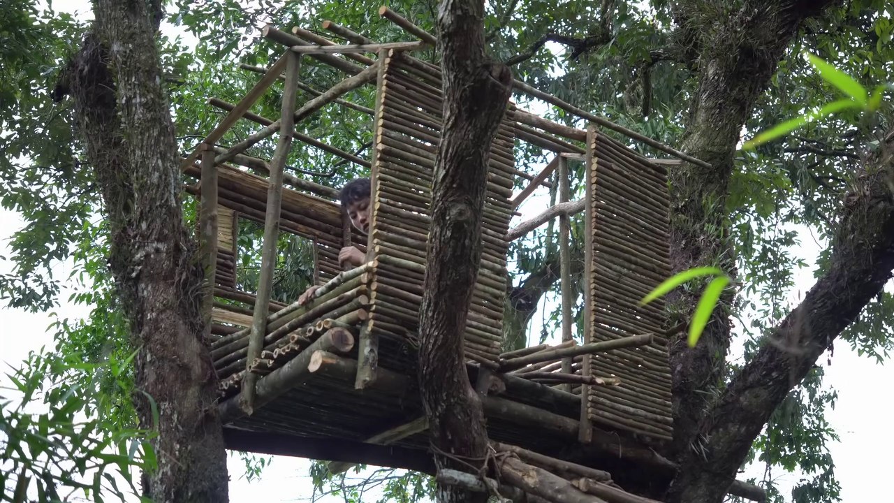 Build a tree house to hide and avoid wild animals in the deep forest!