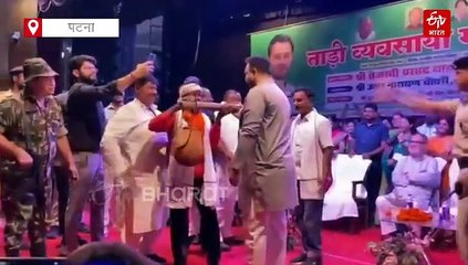 तेजस्वी यादव अचानक कंधों पर हंसुली-लबनी और ताड़ी लेकर मंच पर चलने लगे, पासी समाज का मिलेगा साथ?