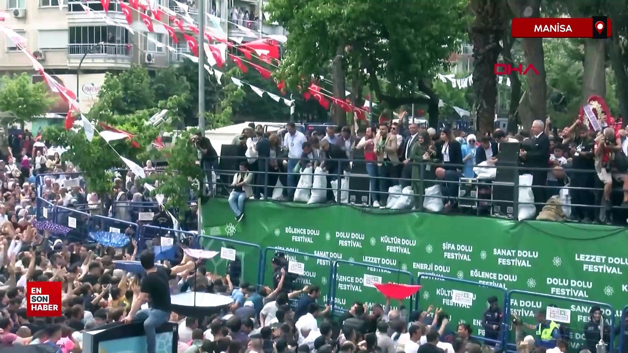 Manisa'da 8 ton mesir macunu 20 dakikada halka...