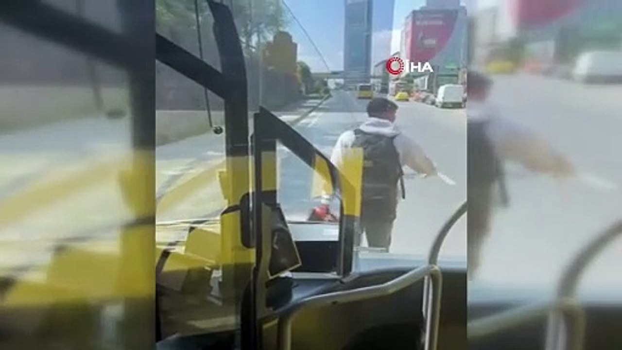 Yolun ortasında otobüse binmek isteyen yolcu ortalığı birbirine kattı