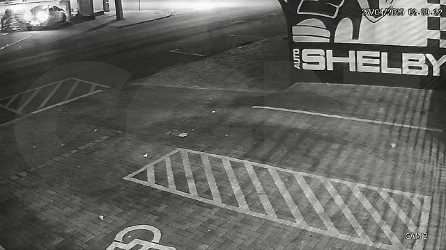 HB20 bate em Corsa estacionado, atravessa a rua e atinge estrutura de posto de combustíveis