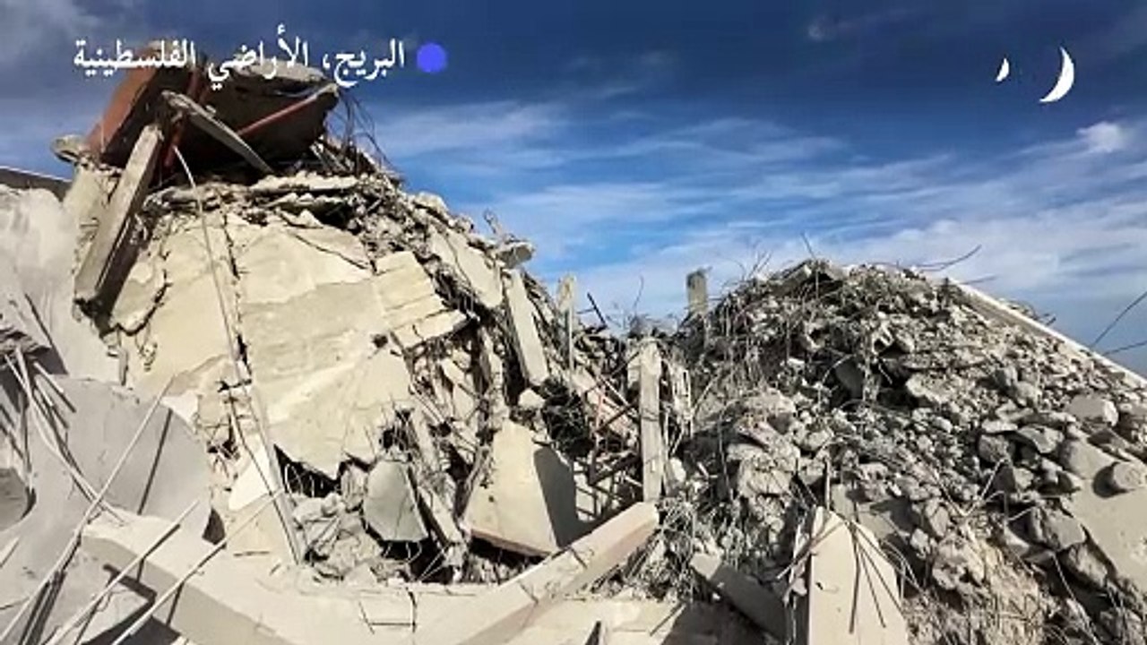 فلسطينيون يتفقدون الدمار عقب قصف إسرائيلي على غزة