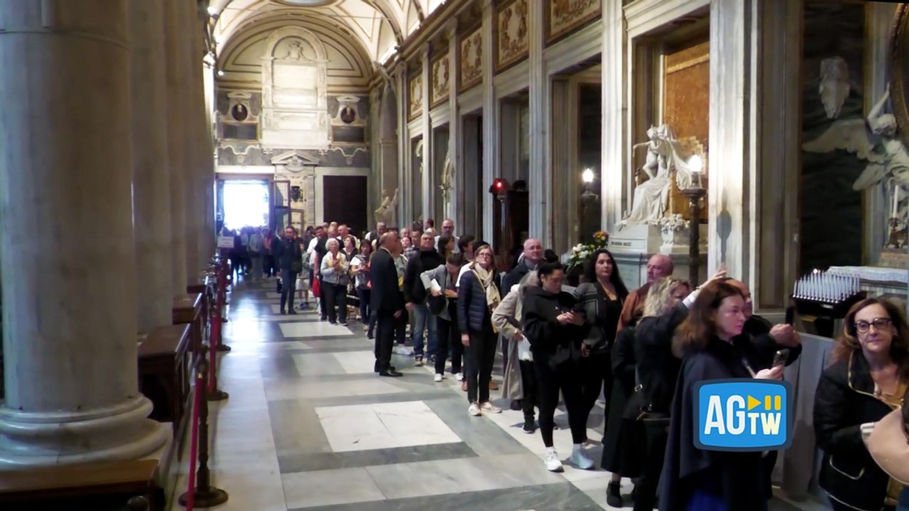 Centinaia di fedeli in coda per l'omaggio alla tomba di Papa Francesco nella basilica di Santa Maria Maggiore