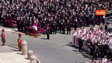 Trump, Macron e gli altri leader applaudono al passaggio del feretro di Papa Francesco a San Pietro