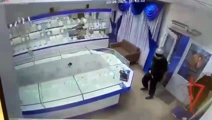 VIDEO: ¡No se salió con la suya! Conductor evitó el atraco a una joyería