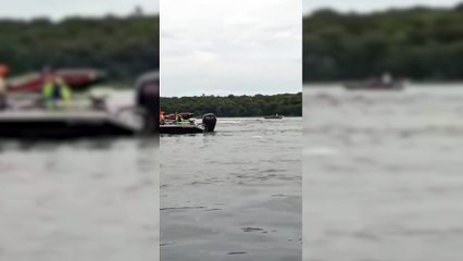 Pai é socorrido em estado grave e filho desaparece na água após acidente em torneio de pesca