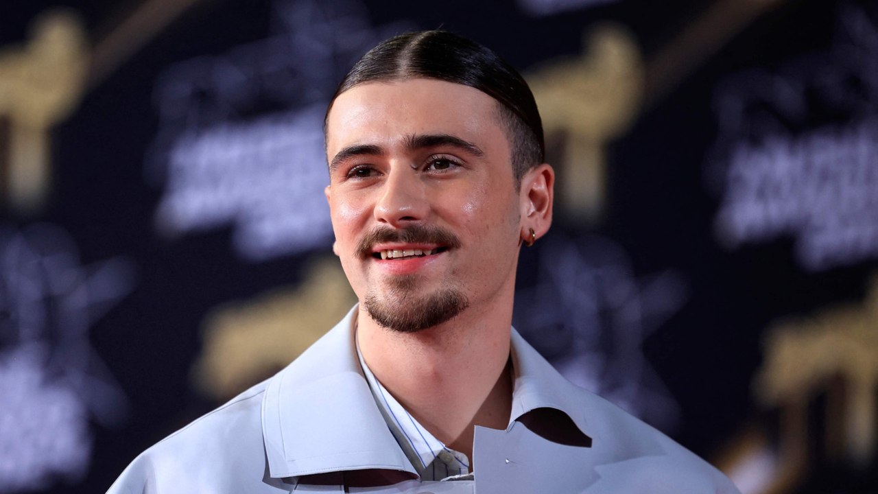 GALA VIDEO - Pierre Garnier garde les pieds sur terre malgré le succès : “Mes amis n’ont pas changé”