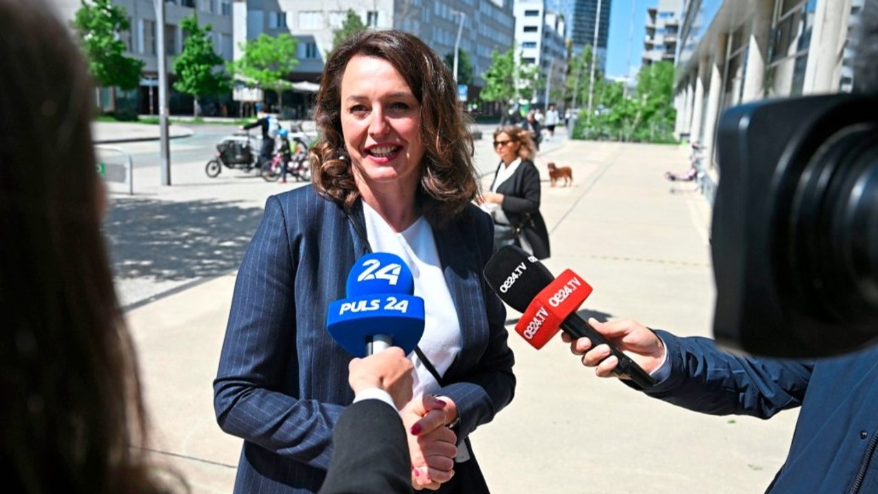 Neos-Listenerste Selma Arapovic bei der Stimmabgabe
