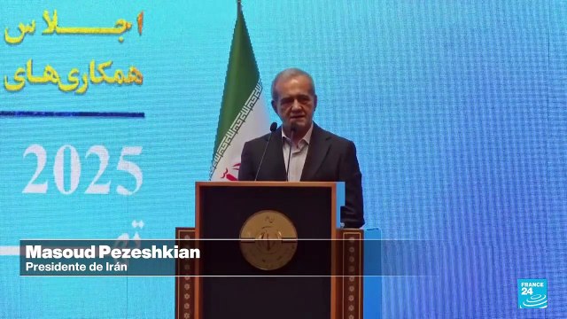 Bomberos combaten las llamas tras la explosión de un almacén de productos químicos en Irán