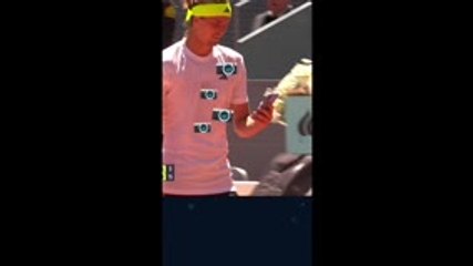 Madrid - Alexander Zverev sort son téléphone pour contester une balle annoncée bonne