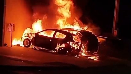 Incêndio destrói três veículos em bairro de Arapongas