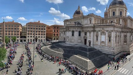 Largas colas y esperas de más de dos horas para ver la tumba del Papa Francisco I