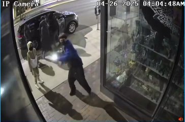 كاليفورنيا : لصوص يفشلون في سرقة أحد المتاجر في كاليفورنيا