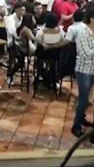 VIDEO: ¡Infieles! Se acariciaban mientras sus parejas estaban a su lado