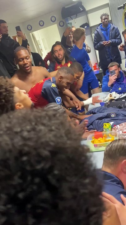 La fête dans les vestiaires de Chambly pour les ramasseurs de ballon de Champagne après la victoire de Versailles