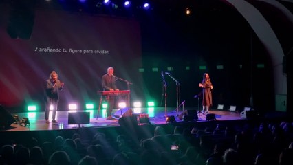 Xoel López, en Burgos, con intérpretes de lengua de signos