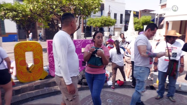 Estudiantes voluntarios se unen a la pega de fichas de búsqueda de desaparecidos