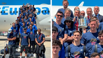 Barcelona: Laporta y jugadores levantan el trofeo tras descender del avión en casa