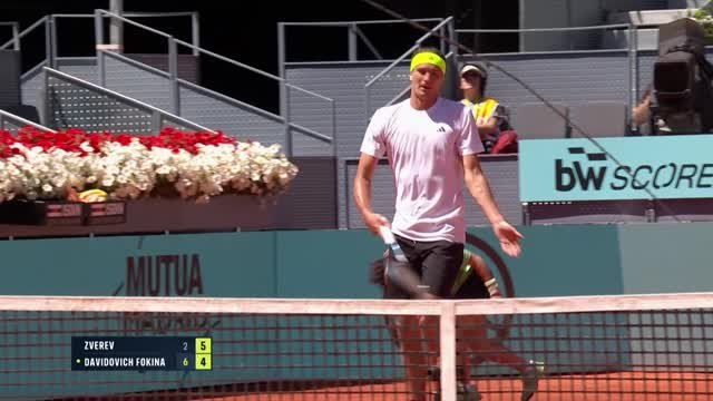 Zverev phone use mars win over Davidovich Fokina