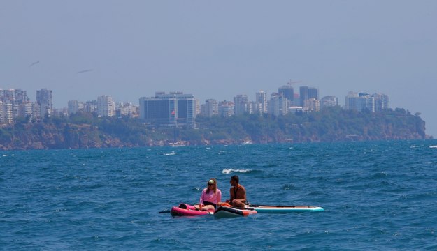 Antalya’da bahar havası: Konyaaltı Sahili’ne akın ettiler!