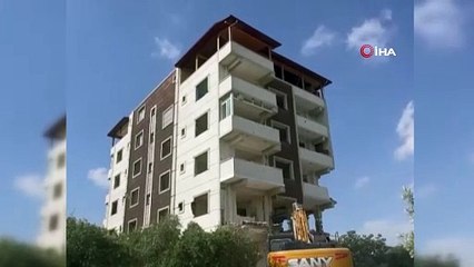 7 katlı bina tek hamlede yerle bir oldu!