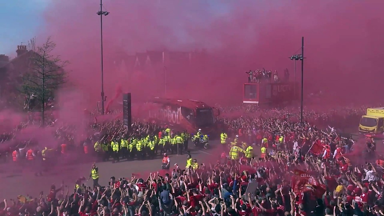La folle arrivée du bus des joueurs à Anfield