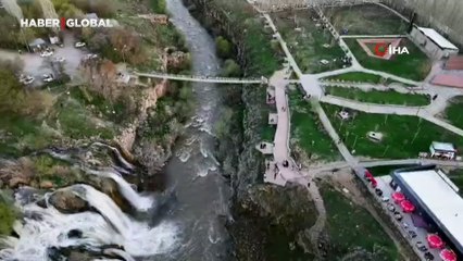 Yağışlar sonrası Muradiye Şelalesi'nde muazzam görüntüler