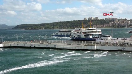 Çanakkale'de feribot seferlerine 'fırtına' engeli