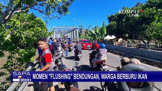 Warga Blitar Ramai-ramai Berburu Ikan di Sungai Brantas saat Flushing Bendungan