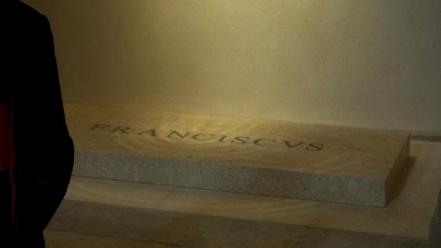 Des cardinaux viennent se recueillir sur la tombe du pape François