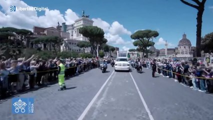 El papamóvil con el féretro del Papa Francisco recorre las calles de Roma