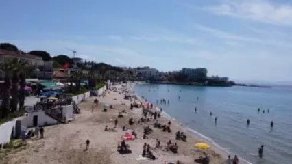 Sıcak havayı fırsat bilenler Kuşadası sahillerine koştu!