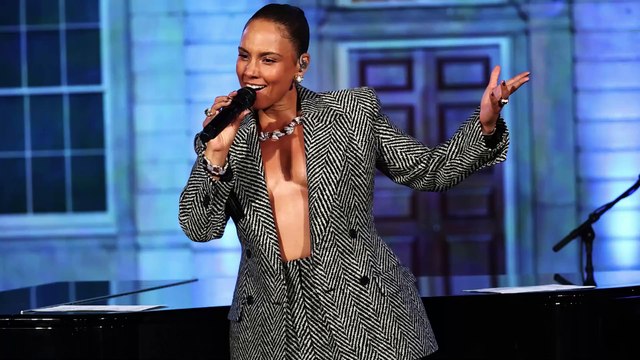Alicia Keys, sotto la giacca... niente: il look audace per esaltare i gioielli al gala Tiffany