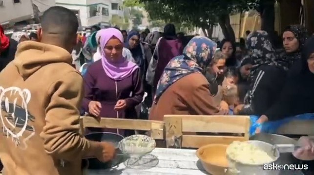 Finite le scorte di cibo a Gaza, la coda disperata per un pasto