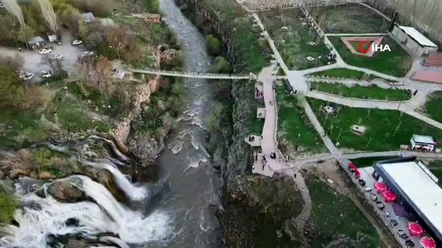 Muradiye Şelalesi güzelliğiyle görenleri mest ediyor