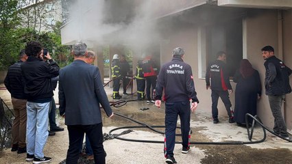 Yangında evde mahsur kalan 2 çocuğu polis kurtardı