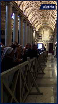 Les fidèles se pressent sur la tombe du pape François
