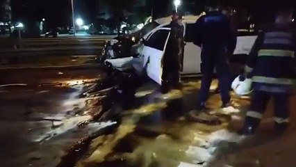 Una camioneta chocó contra un cartel de la General Paz y lo derribó