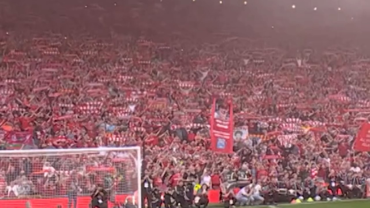 VIDEO Liverpool, festa per la Premier: il coro dei tifosi è da pelle d'oca