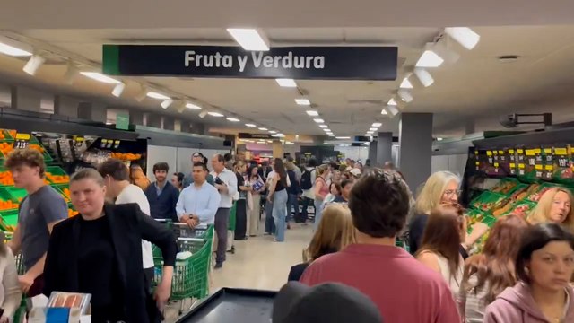 Algunos supermercados empiezan a presentar largas colas por el apagón