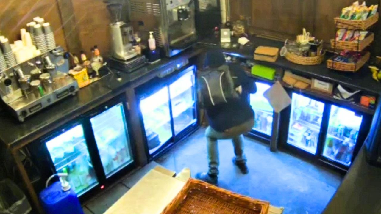 Diebe stehlen 100 Magnum-Eis bei einem Einbruch in ein Café
