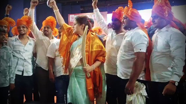 माजी खासदार नवनीत राणांनी भर कार्यक्रमात उपसली तलवार..कुणाला दिला इशारा