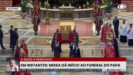 Caixão do Papa é levado para o lado de fora da Basílica São Pedro