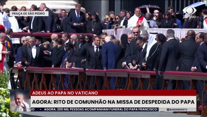 Donald Trump quebra protocolo e vai ao enterro do Papa de azul